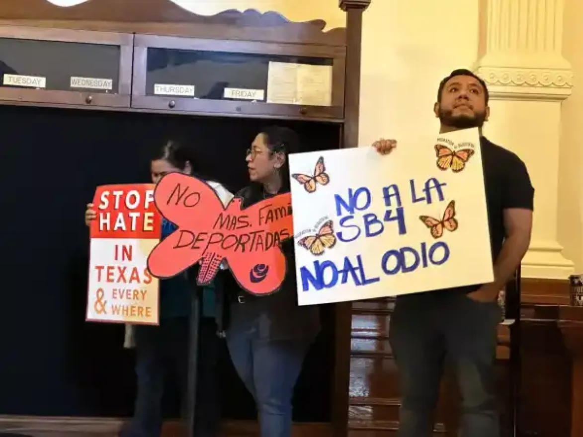 Los manifestantes se reúnen en el Capitolio de Texas para manifestar su oposición al Proyecto de Ley Senatorial 4, una ley estatal que convierte la entrada no autorizada a Texas en un delito estatal.